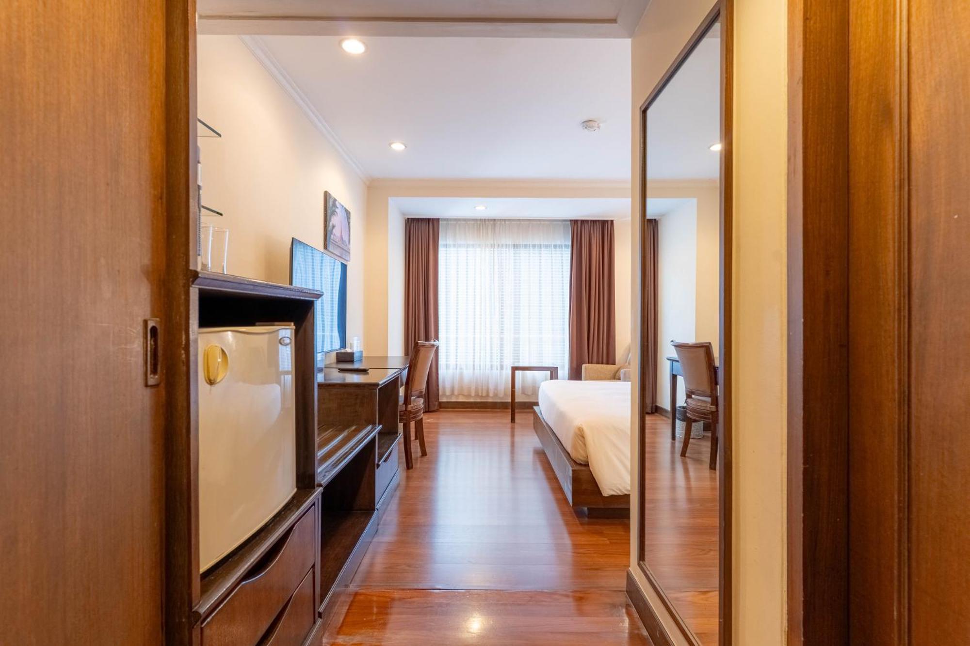Journeyhub Sukhumvit 26, Bangkok - Formerly St James Hotel 外观 照片
