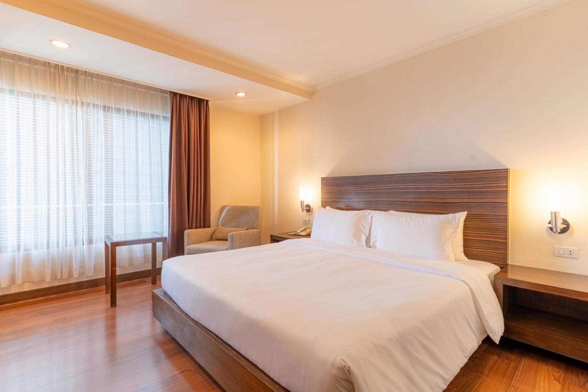 Journeyhub Sukhumvit 26, Bangkok - Formerly St James Hotel 外观 照片