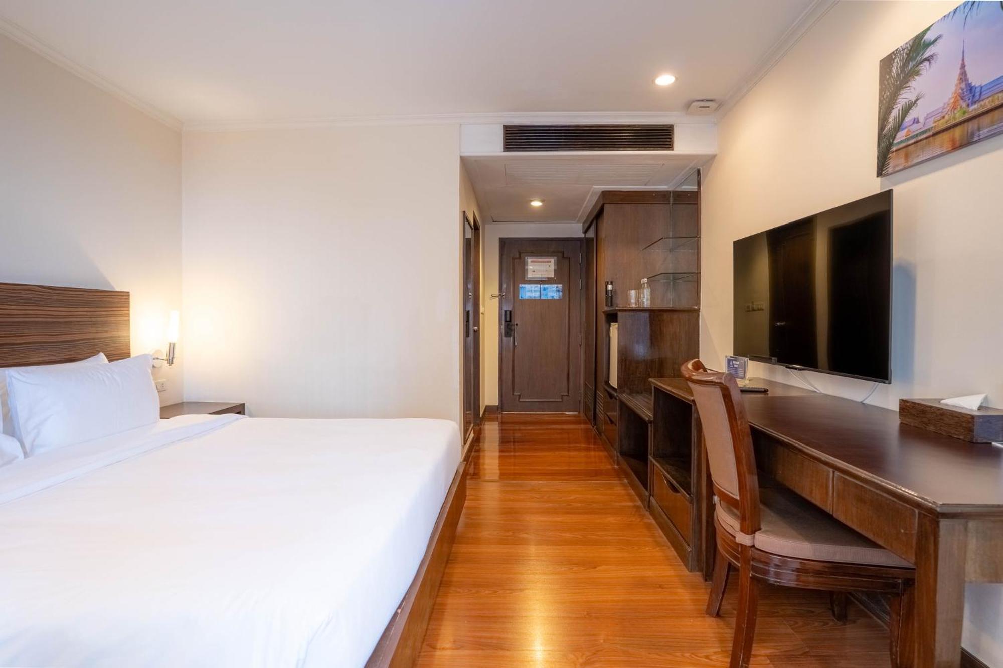 Journeyhub Sukhumvit 26, Bangkok - Formerly St James Hotel 外观 照片