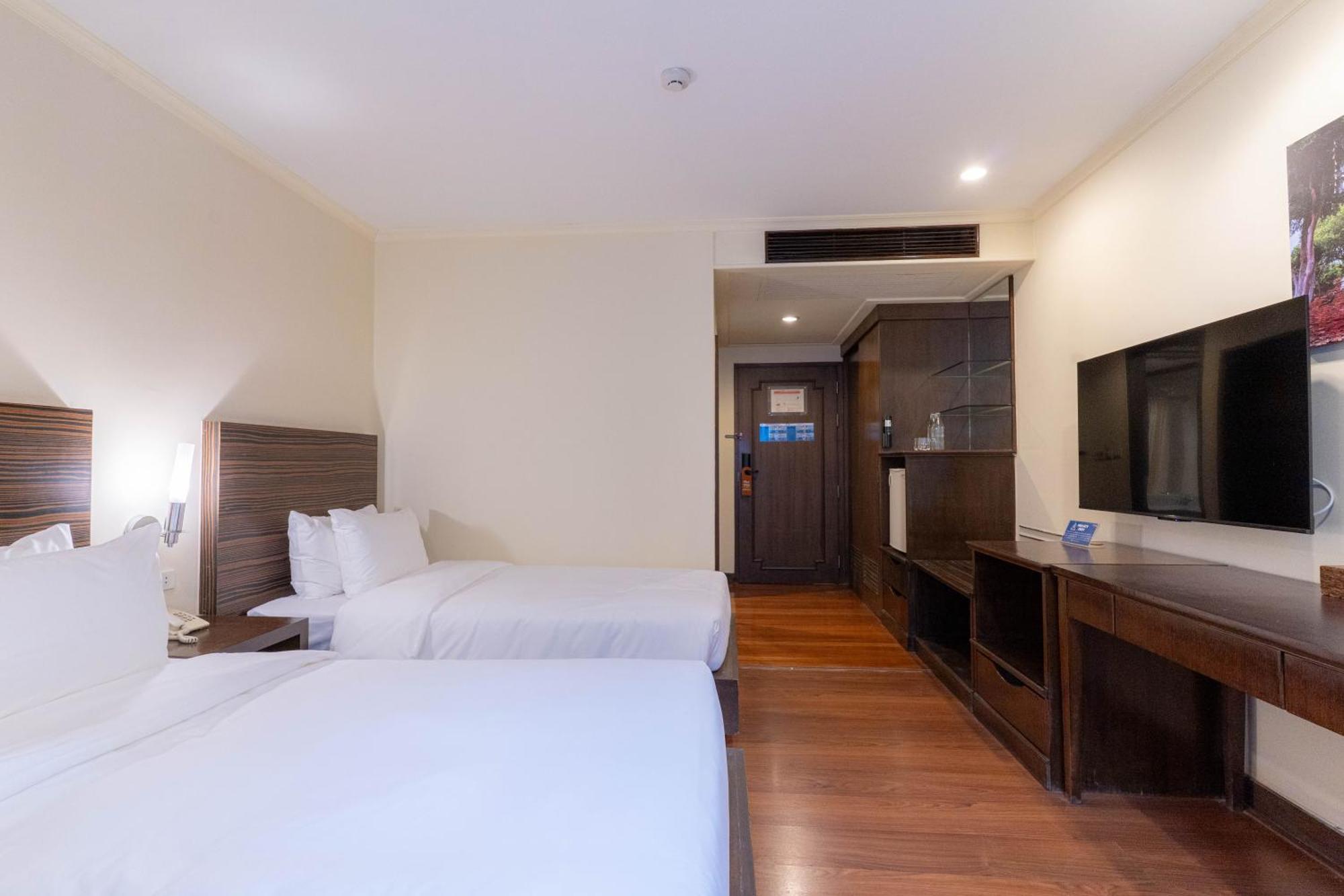 Journeyhub Sukhumvit 26, Bangkok - Formerly St James Hotel 外观 照片