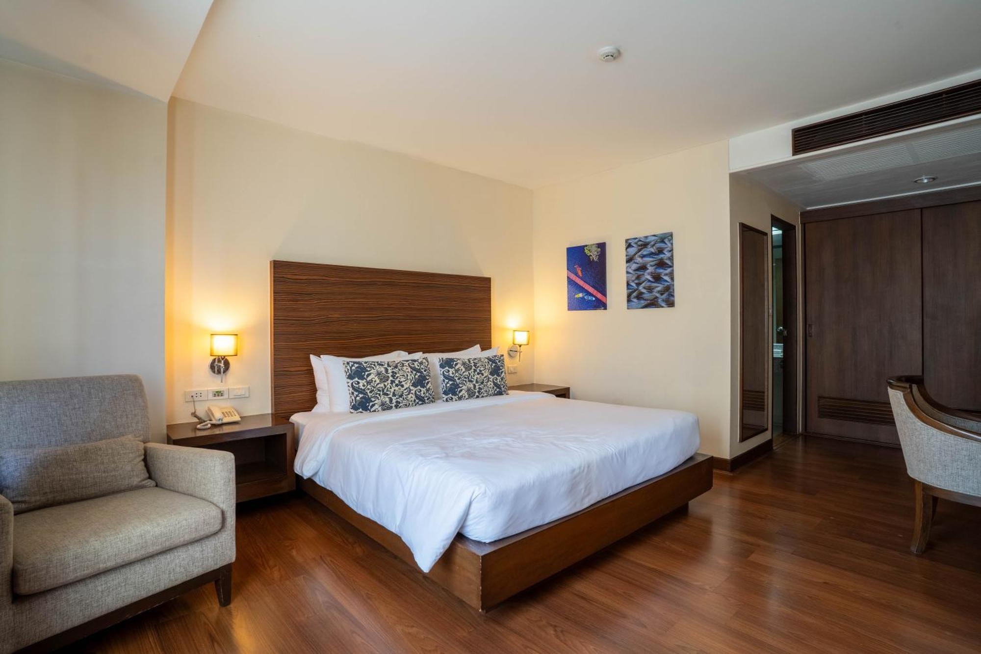 Journeyhub Sukhumvit 26, Bangkok - Formerly St James Hotel 外观 照片