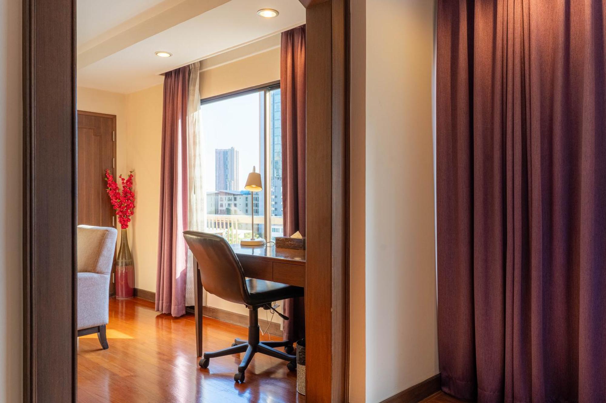 Journeyhub Sukhumvit 26, Bangkok - Formerly St James Hotel 外观 照片