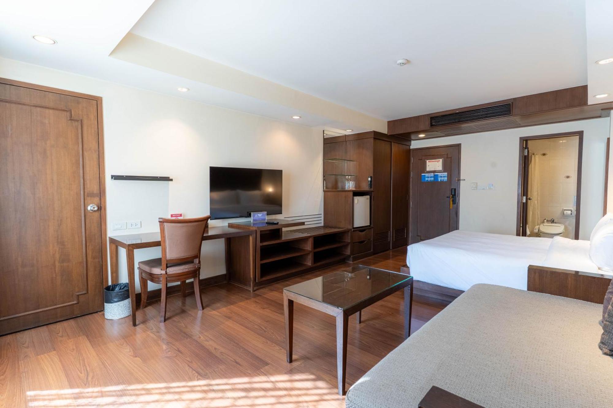Journeyhub Sukhumvit 26, Bangkok - Formerly St James Hotel 外观 照片
