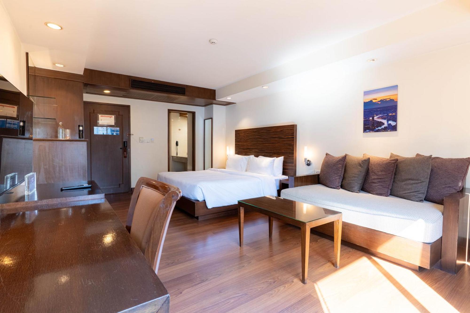 Journeyhub Sukhumvit 26, Bangkok - Formerly St James Hotel 外观 照片
