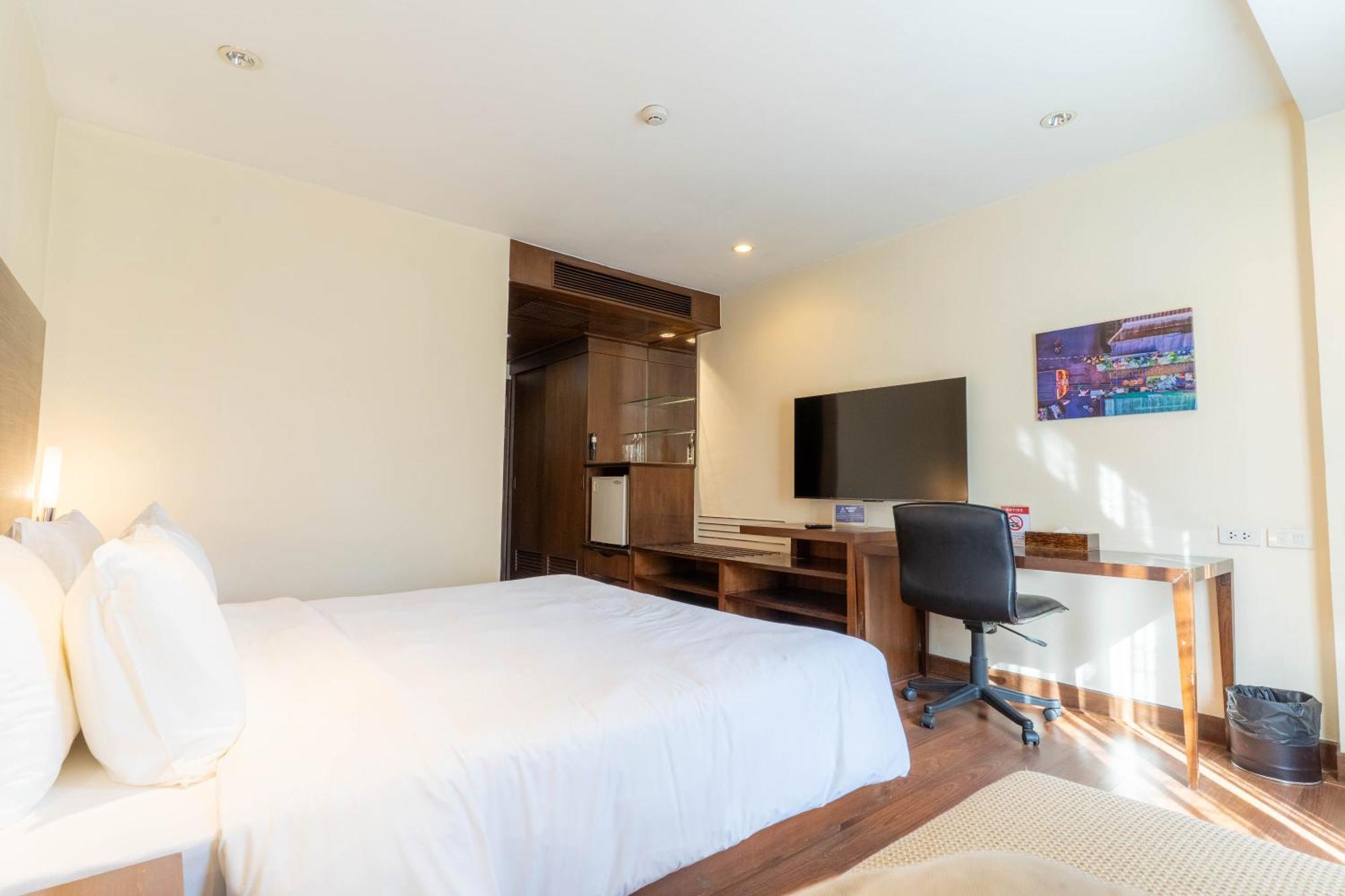 Journeyhub Sukhumvit 26, Bangkok - Formerly St James Hotel 外观 照片