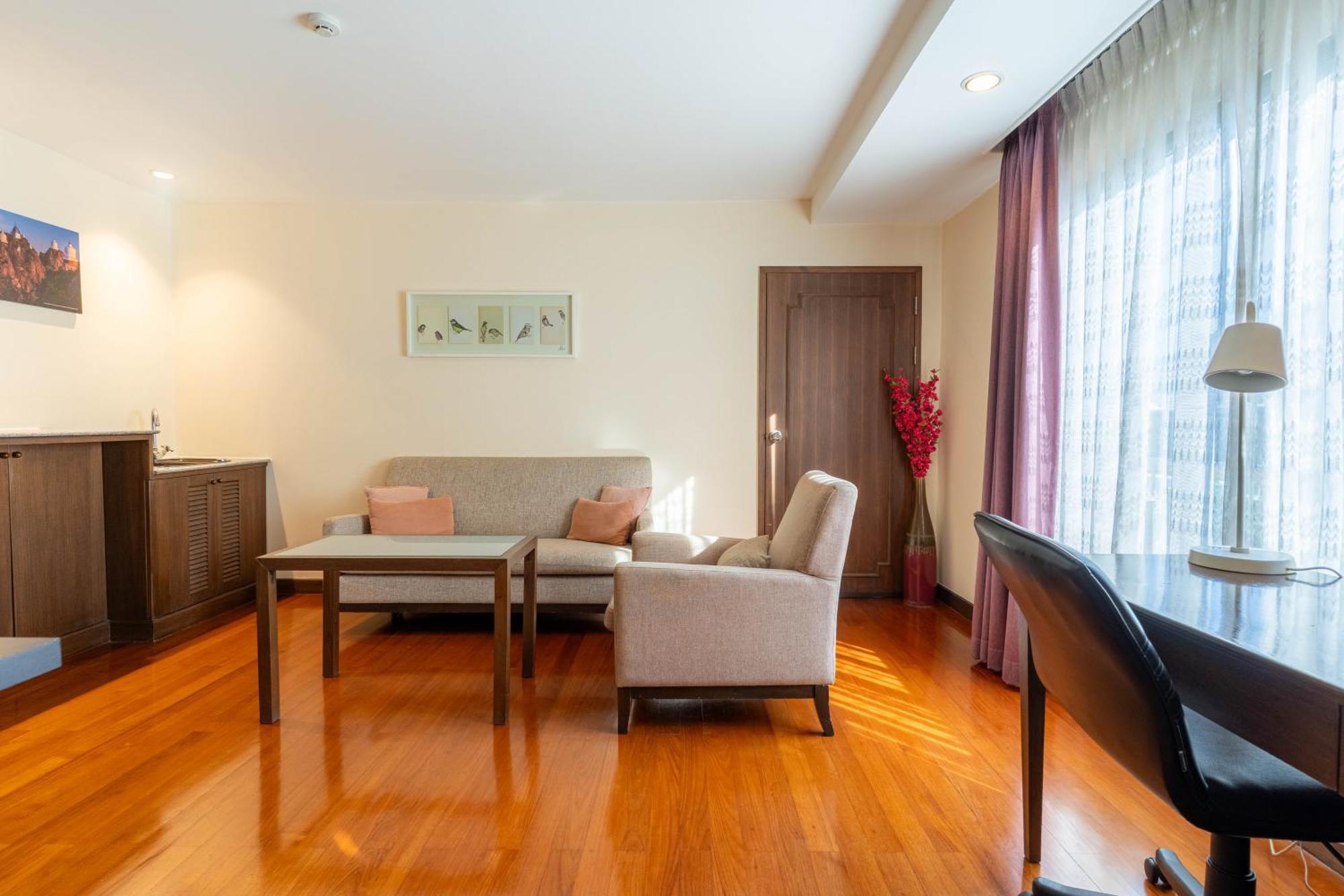 Journeyhub Sukhumvit 26, Bangkok - Formerly St James Hotel 外观 照片