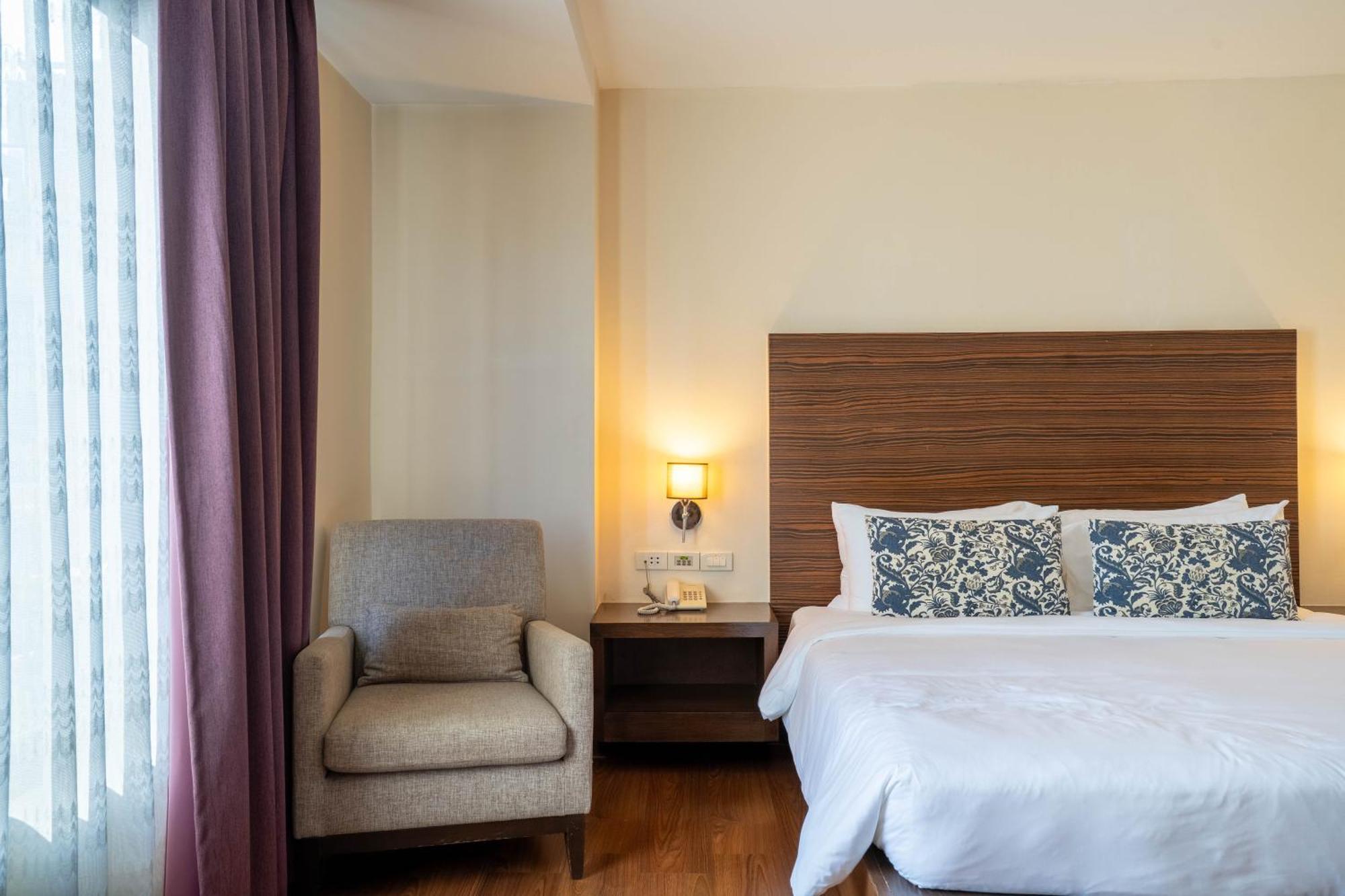 Journeyhub Sukhumvit 26, Bangkok - Formerly St James Hotel 外观 照片