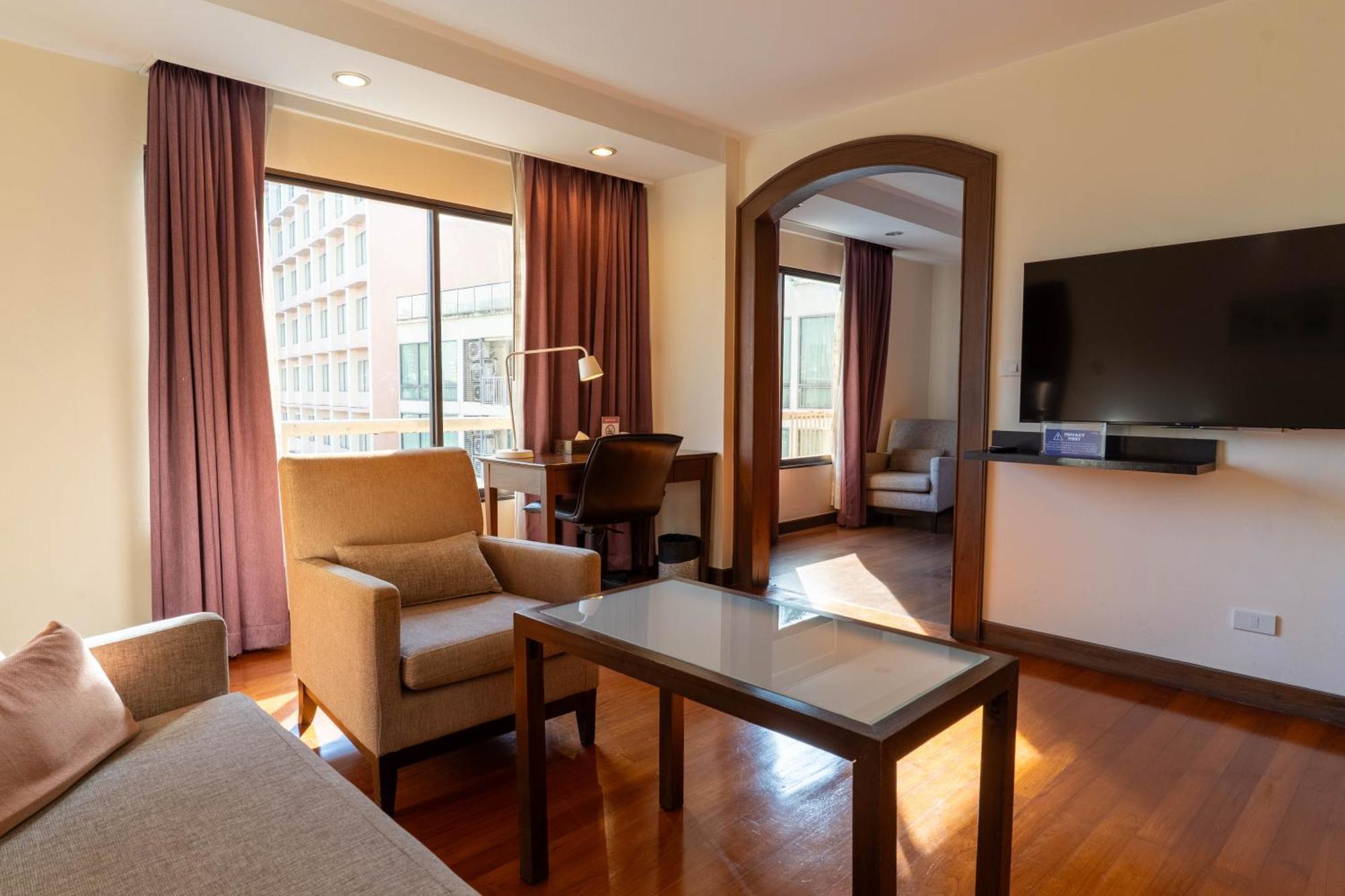 Journeyhub Sukhumvit 26, Bangkok - Formerly St James Hotel 外观 照片