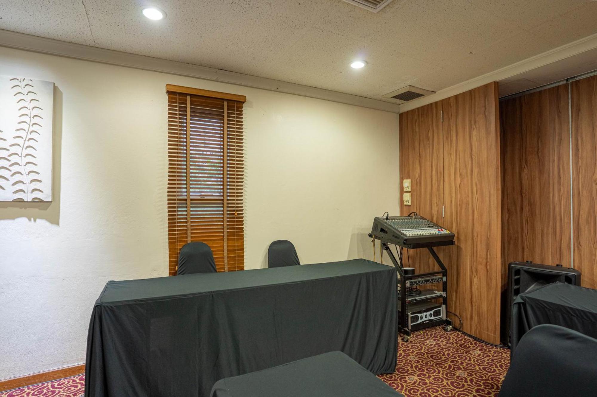 Journeyhub Sukhumvit 26, Bangkok - Formerly St James Hotel 外观 照片
