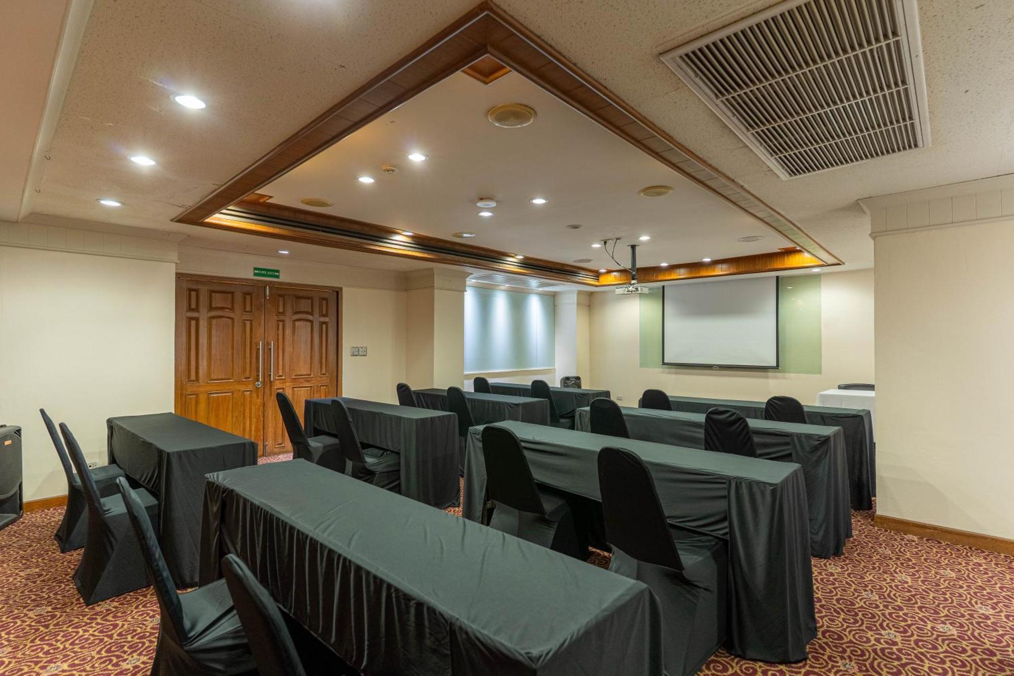 Journeyhub Sukhumvit 26, Bangkok - Formerly St James Hotel 外观 照片