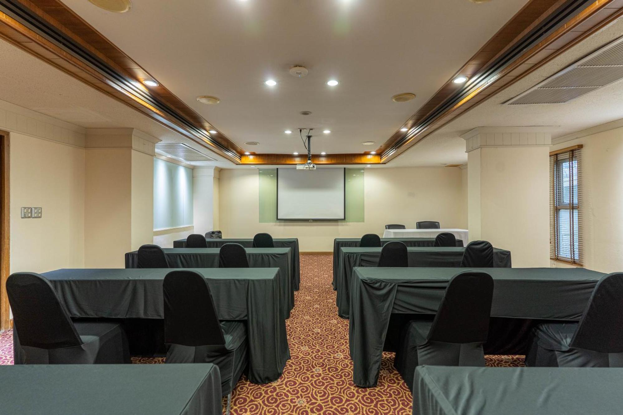 Journeyhub Sukhumvit 26, Bangkok - Formerly St James Hotel 外观 照片
