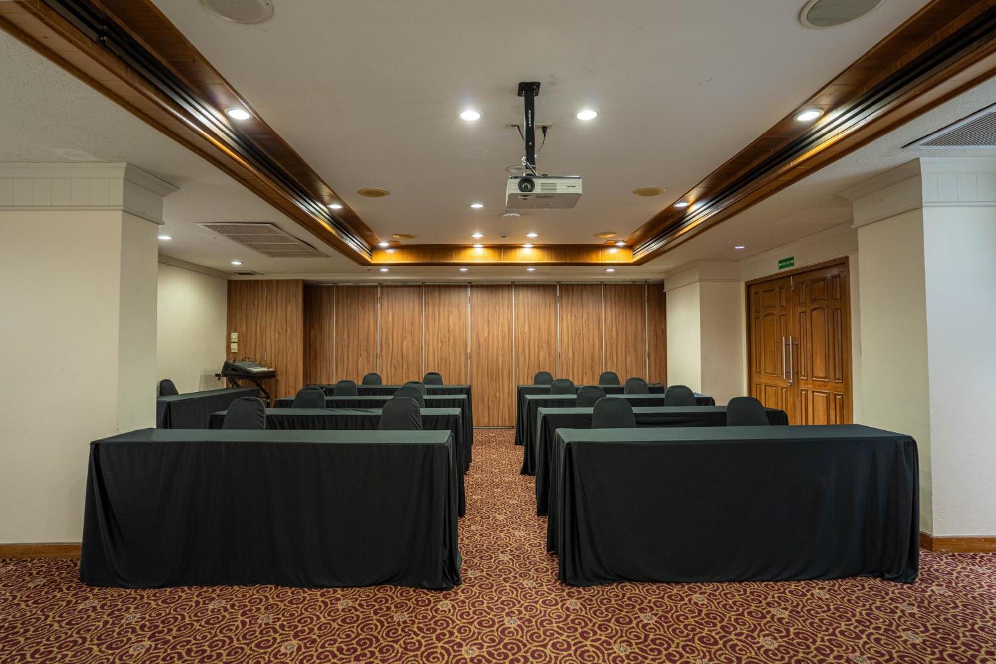 Journeyhub Sukhumvit 26, Bangkok - Formerly St James Hotel 外观 照片