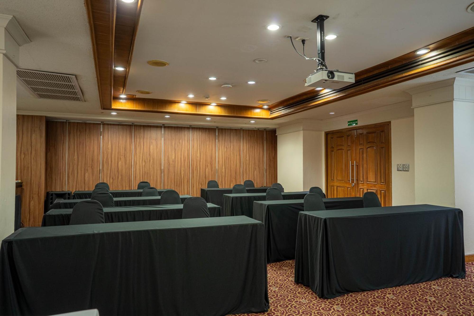 Journeyhub Sukhumvit 26, Bangkok - Formerly St James Hotel 外观 照片