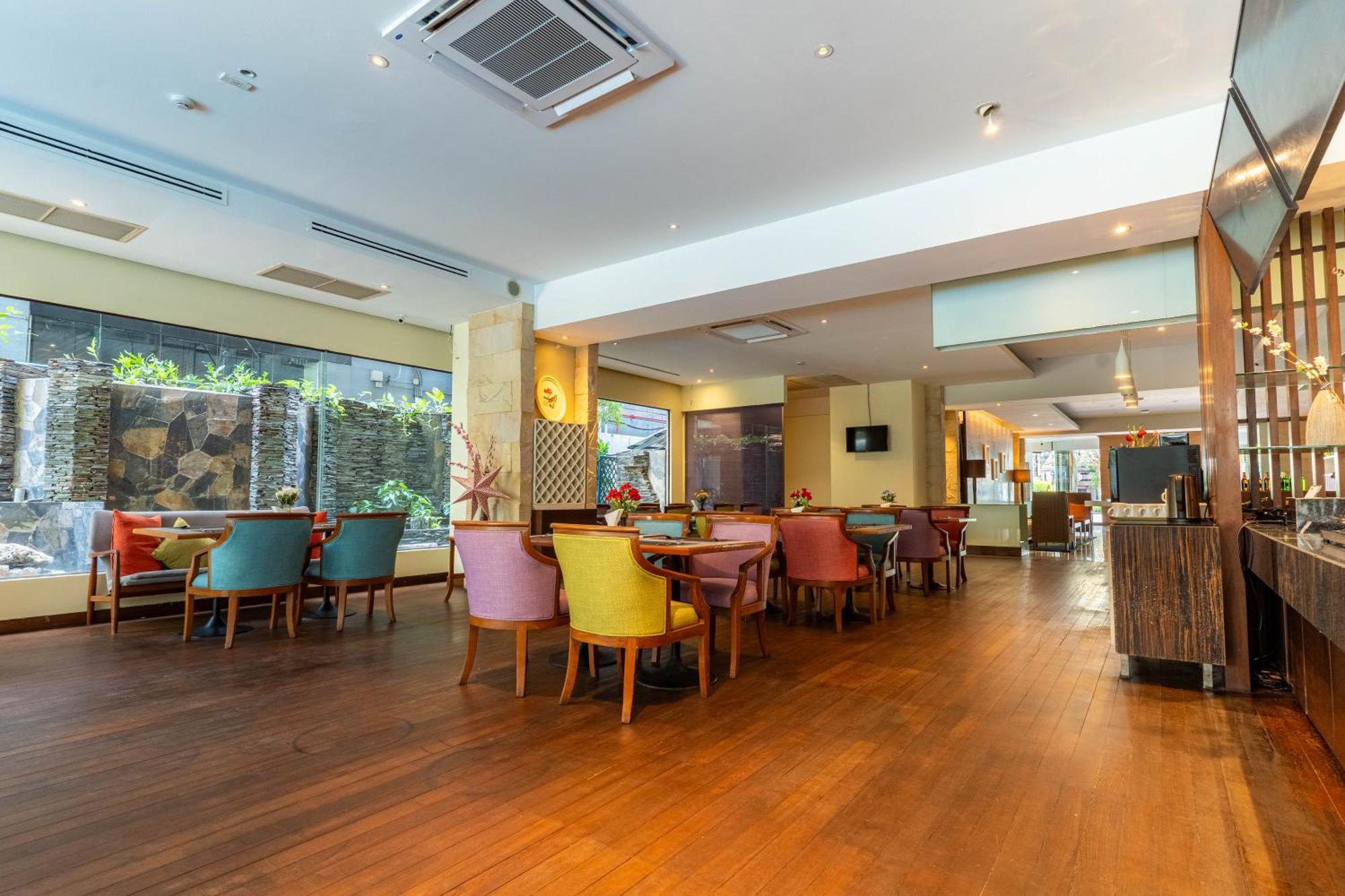 Journeyhub Sukhumvit 26, Bangkok - Formerly St James Hotel 外观 照片