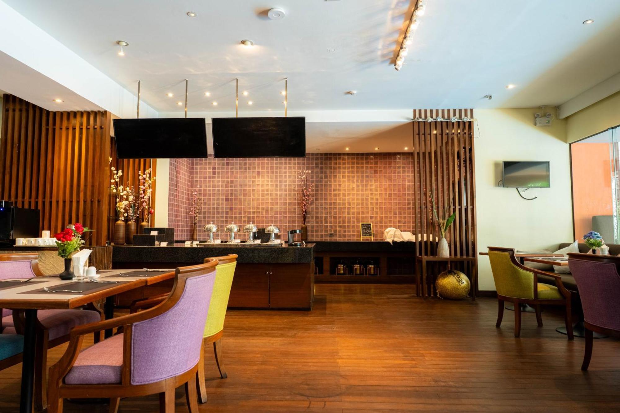 Journeyhub Sukhumvit 26, Bangkok - Formerly St James Hotel 外观 照片