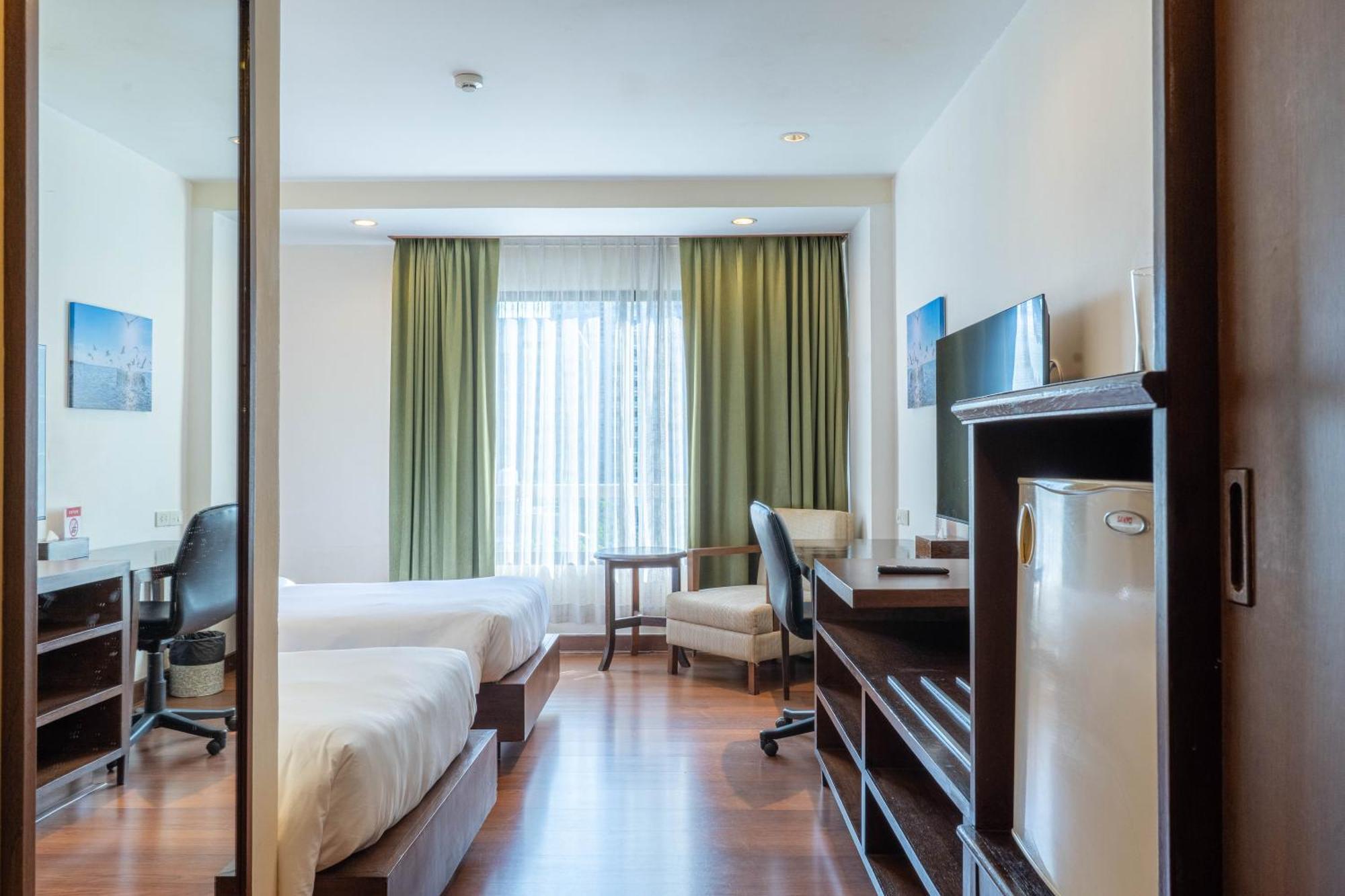 Journeyhub Sukhumvit 26, Bangkok - Formerly St James Hotel 外观 照片