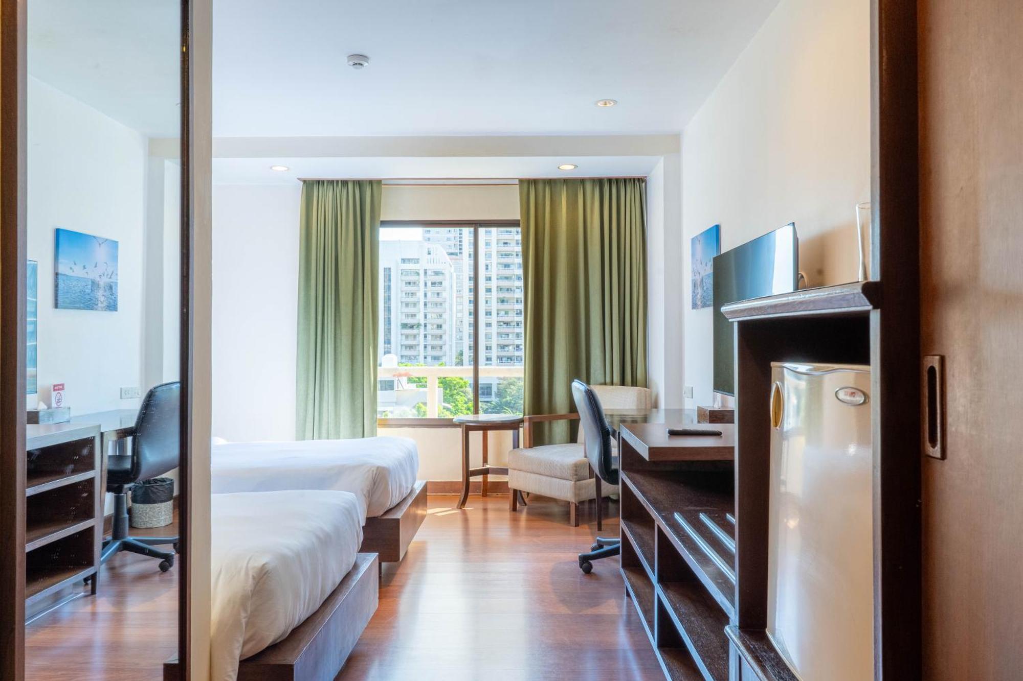 Journeyhub Sukhumvit 26, Bangkok - Formerly St James Hotel 外观 照片