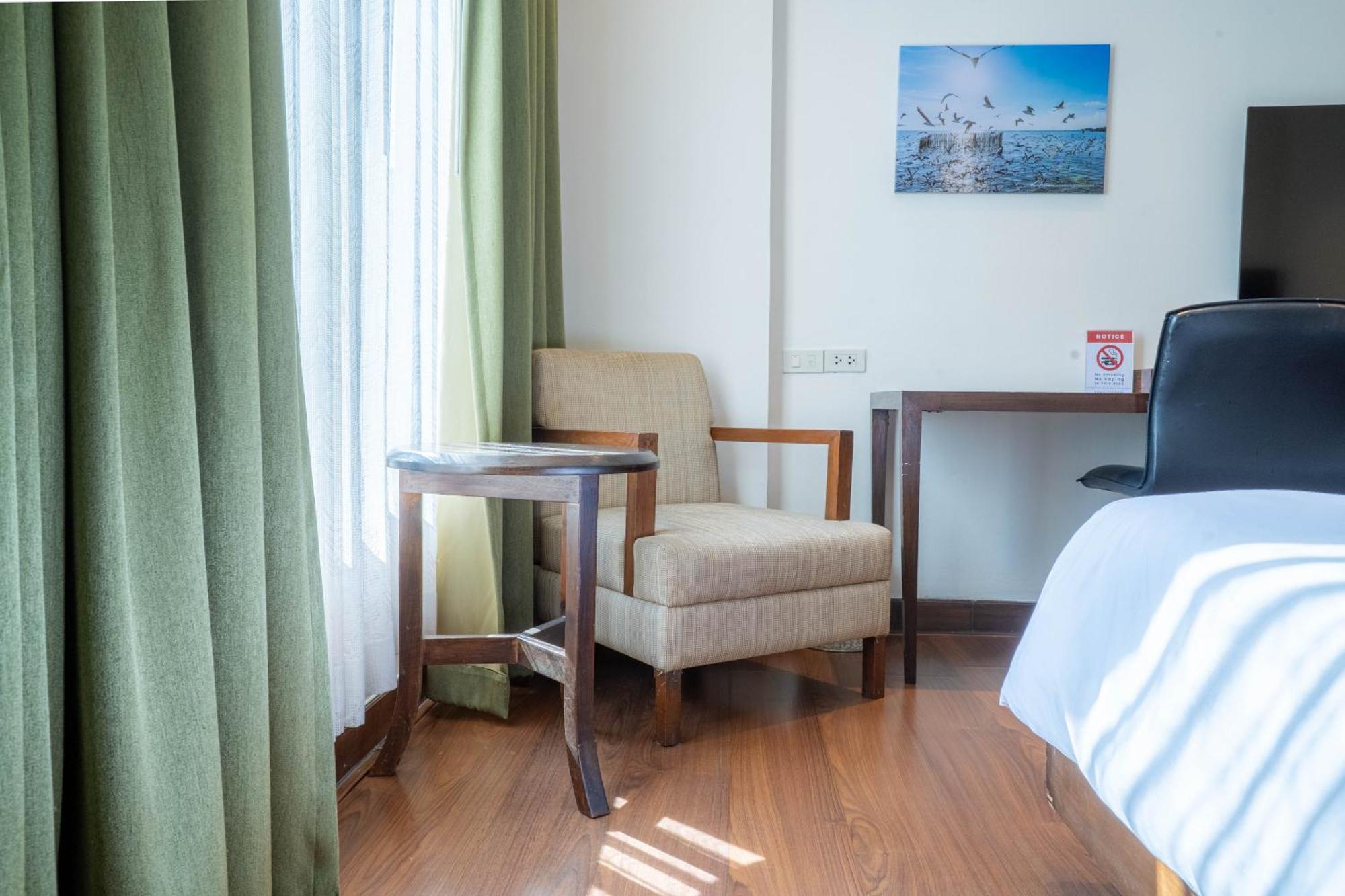 Journeyhub Sukhumvit 26, Bangkok - Formerly St James Hotel 外观 照片
